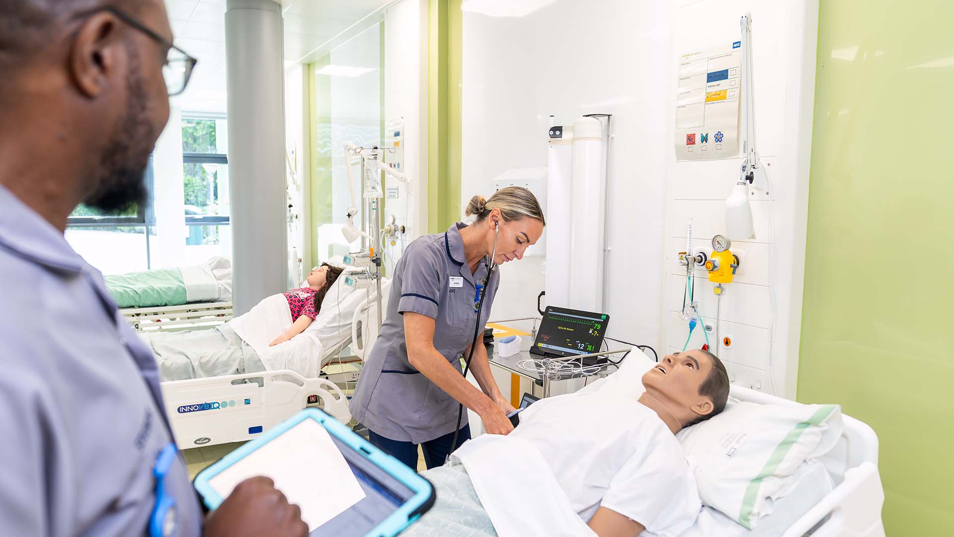 Nursing students in a simulation setting