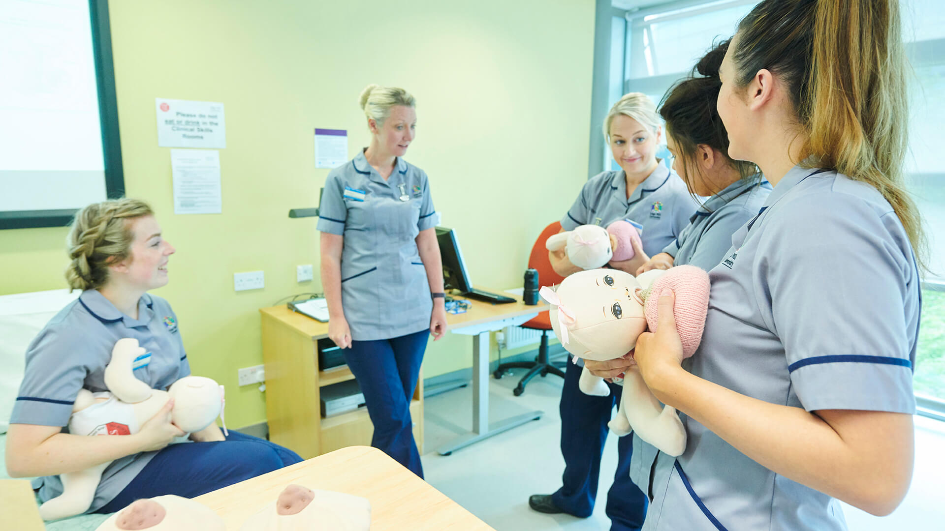 Midwifery students discover how facilitate positioning and attachment during breastfeeding.