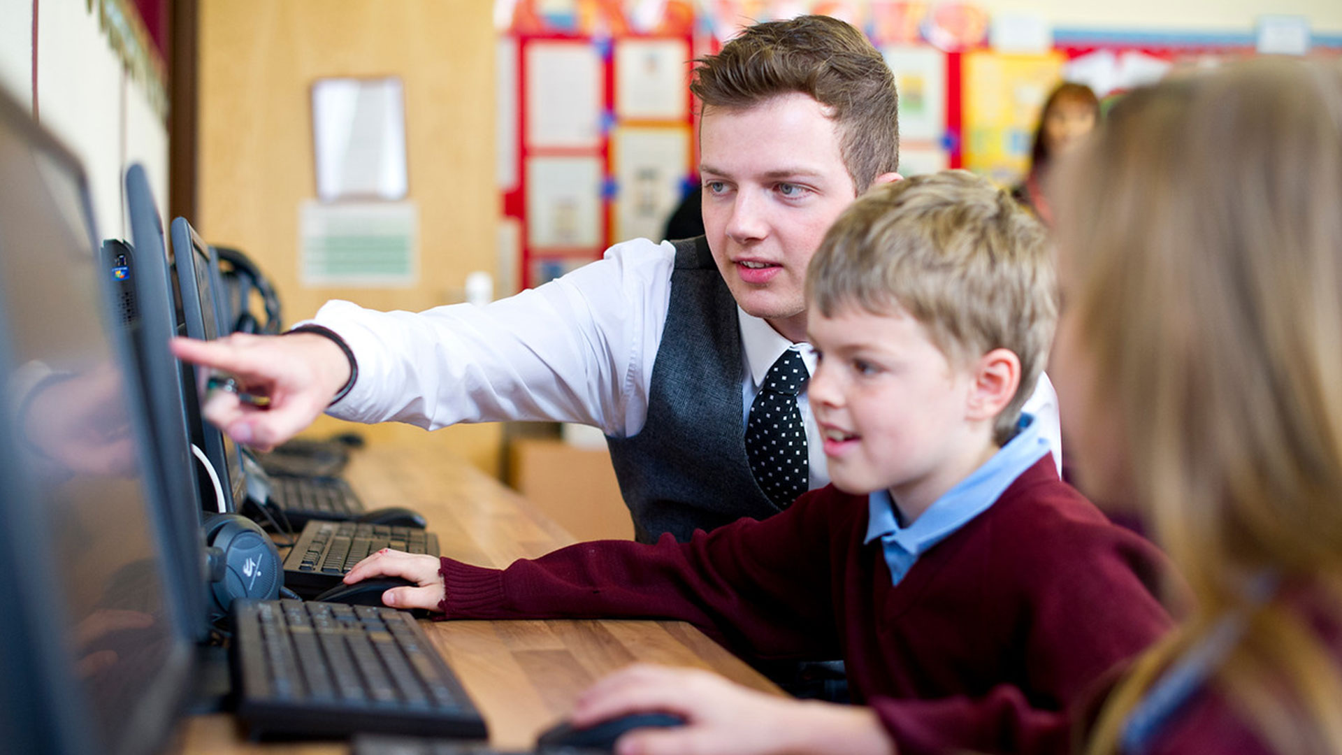 Student-with-children-working-at-a-computer