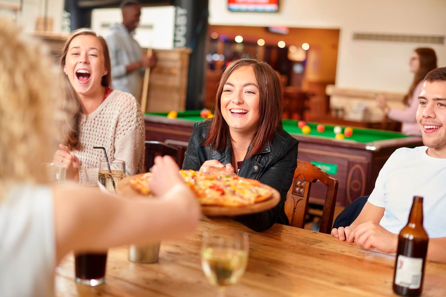 Students share a pizza in the SU Bar.