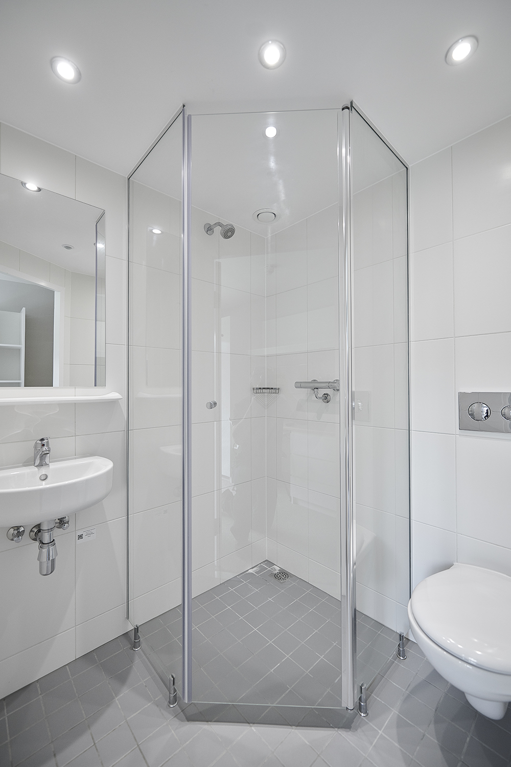 En-suite shower room in Woodland Court.