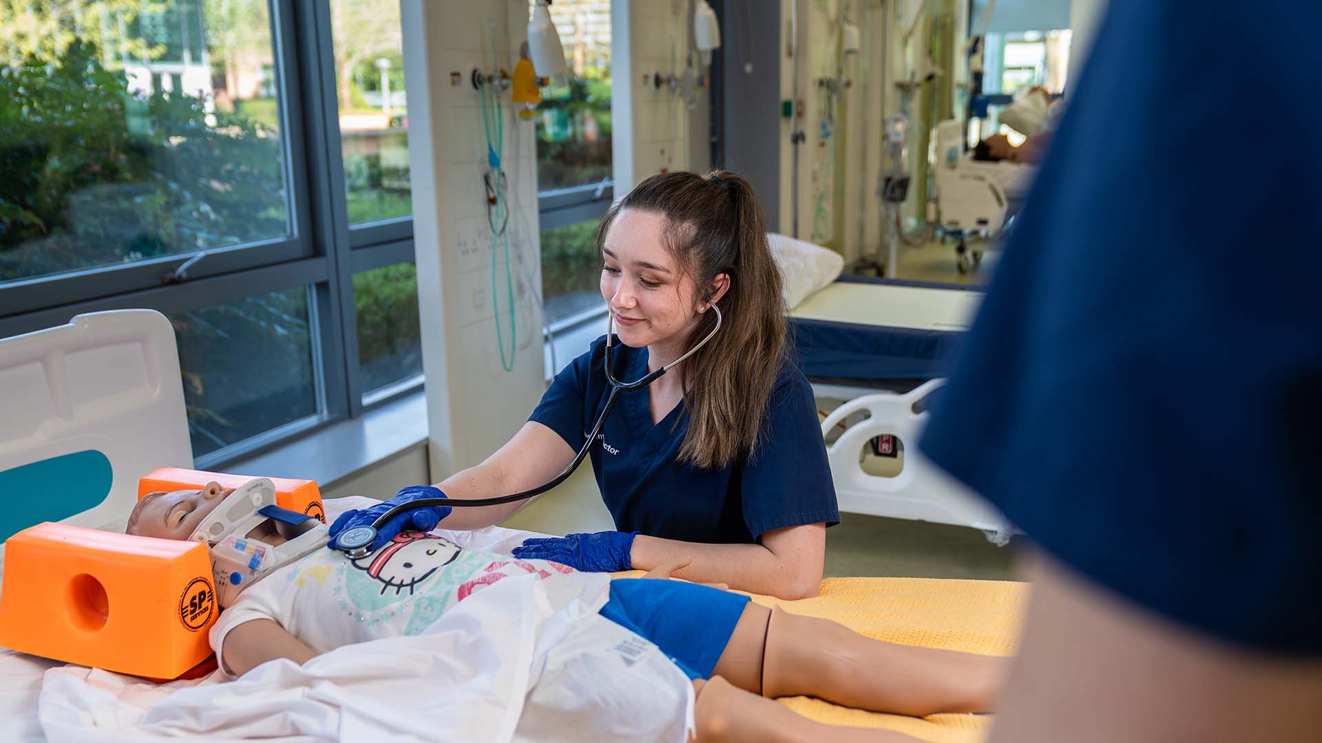 Medicine student in a simulation setting
