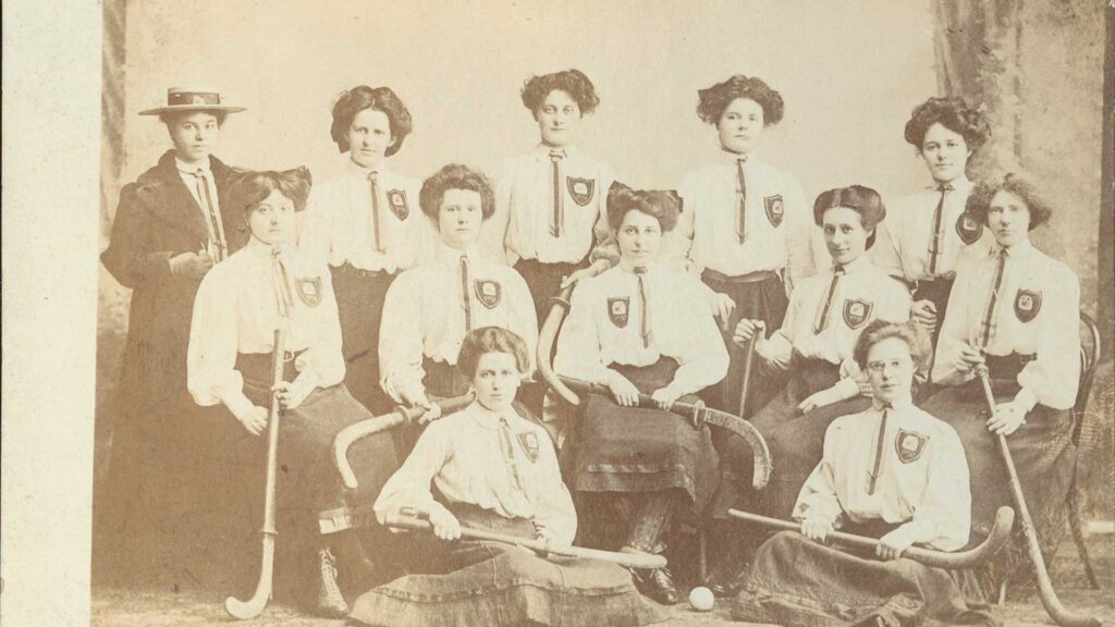 Black and white image of the 1907 EHU Women's Hockey team