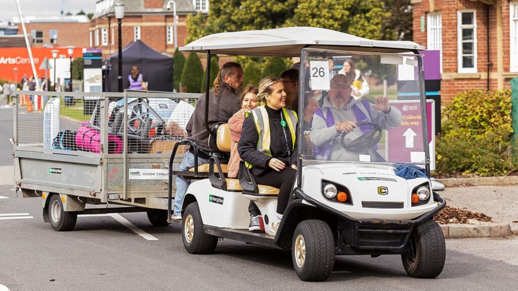 A picture of students moving into halls.