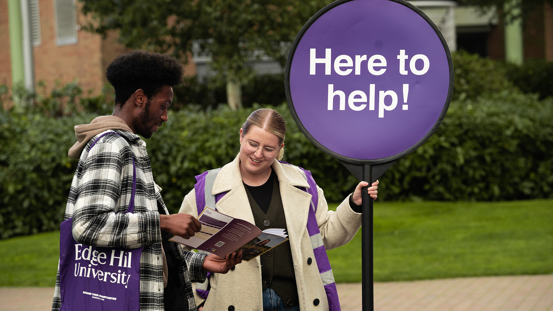 Individual seeking advice from a guide at an Edge Hill open day.