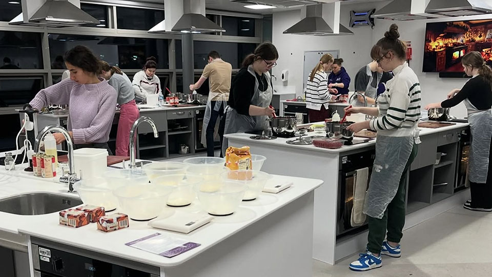 students attending learn 2 cook