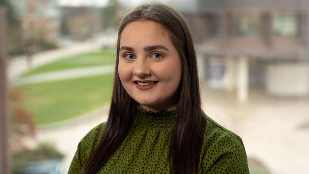 Photo headshot of Chloe Bird